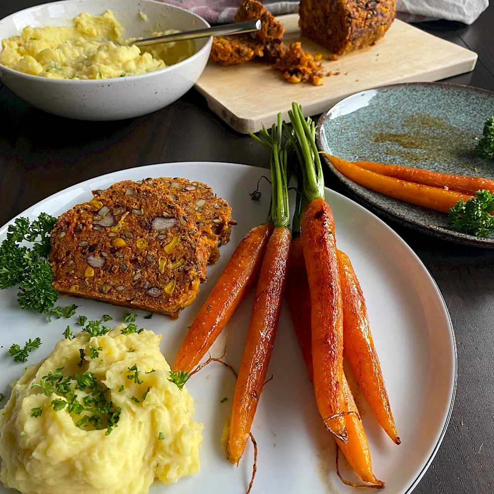 Vegetarischer Braten aus Bohnen mit Kartoffelbrei und Möhren