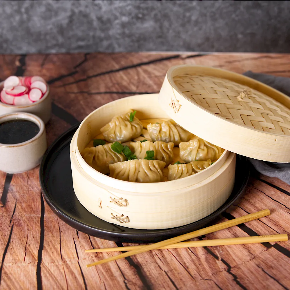 Jaozi mit Gemüsefüllung im Dampfkörbchen