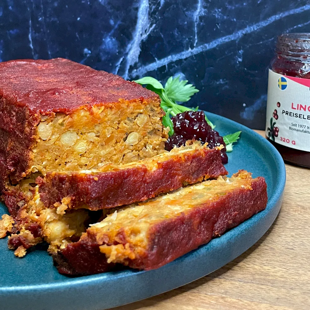 Ein leckerer, vegetarischer Braten aus Kichererbsen mit einem Guss aus Tomaten und Ahornsirup