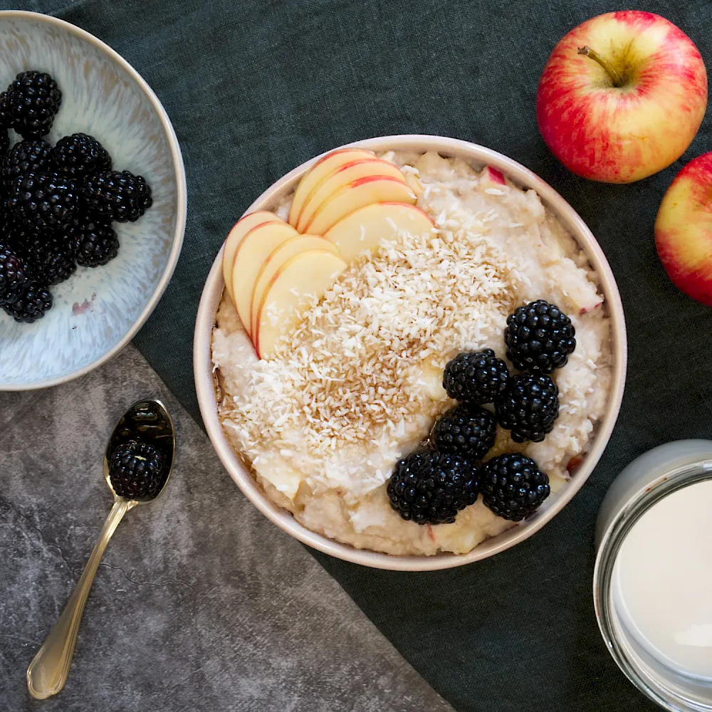 Brombeerporridge mit Apfel