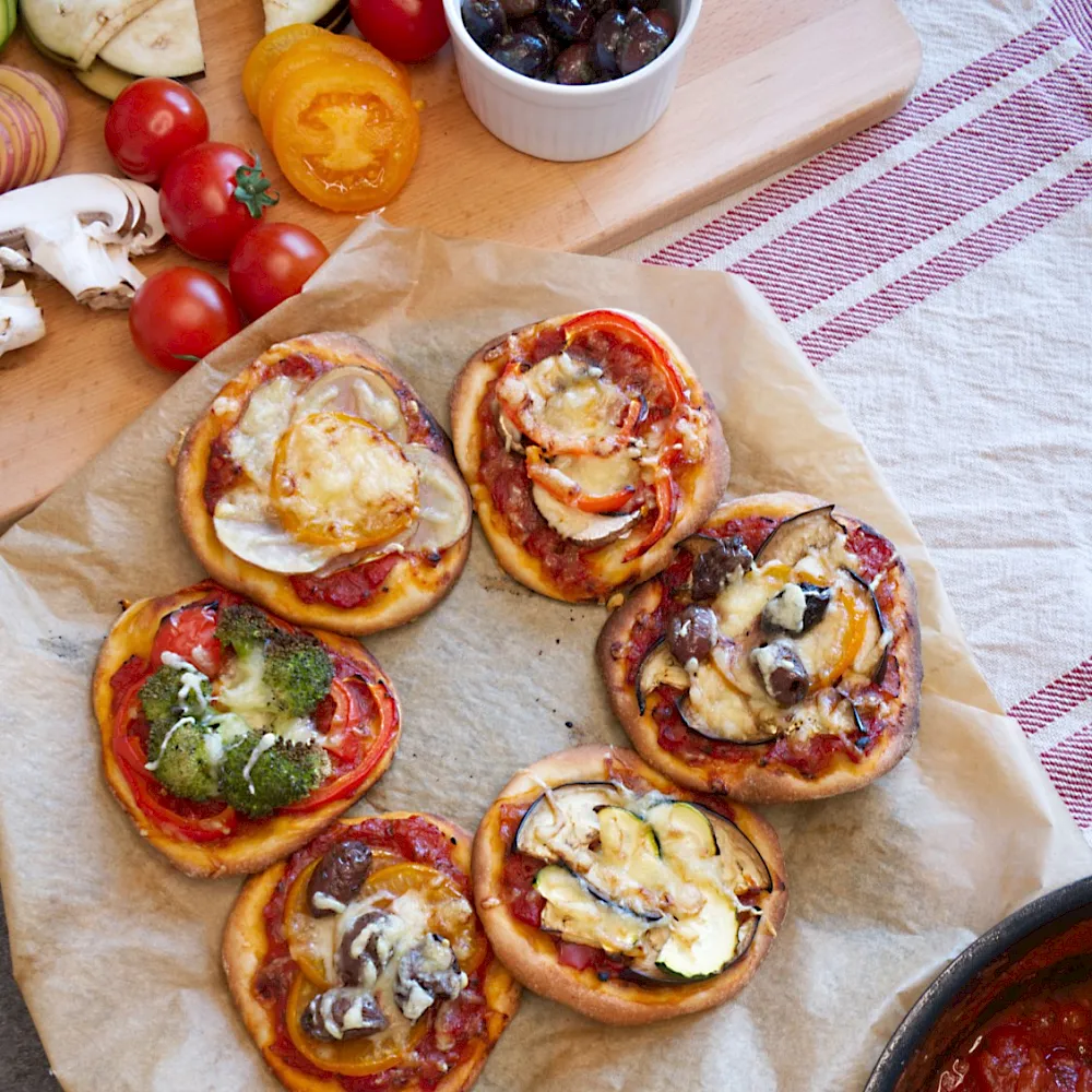 Minipizza mit verschiedenem vegetarischen Belag