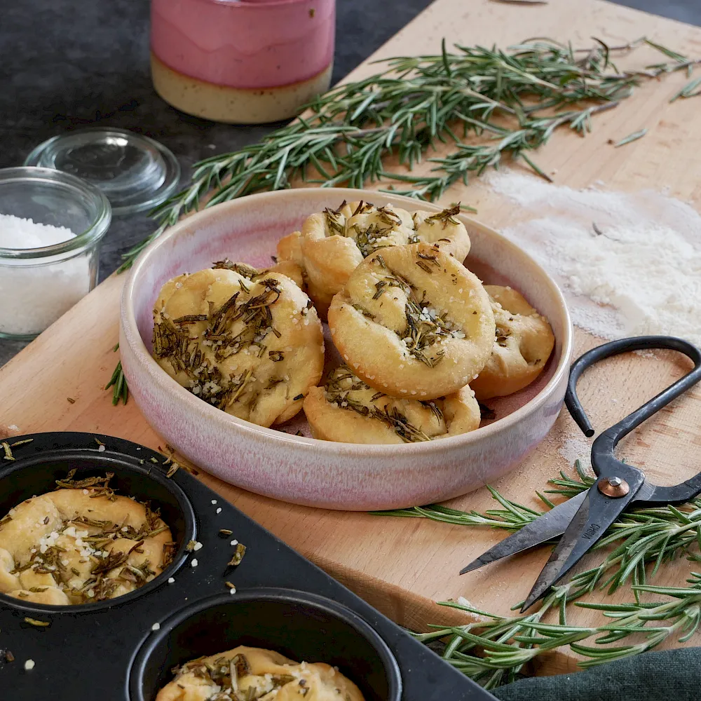 Herzhafte Focaccia Muffins mit Rosmarin und Salz als Snack und Beilage zu Salaten und Suppen.
