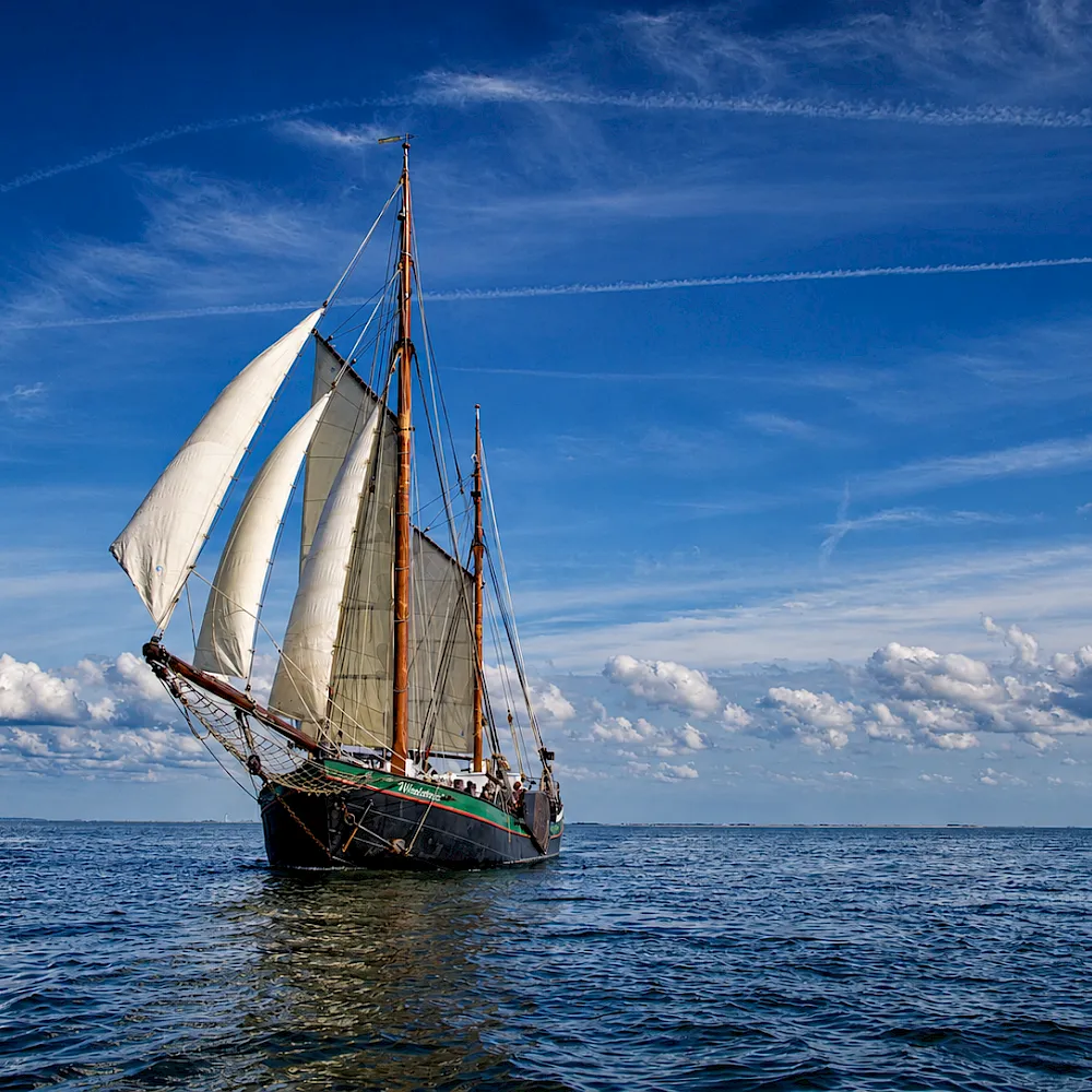 Das Schiff der Windsbraut in Fahrt auf dem Meer
