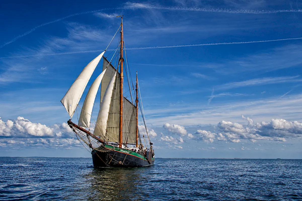Das Schiff der Windsbraut in Fahrt auf dem Meer