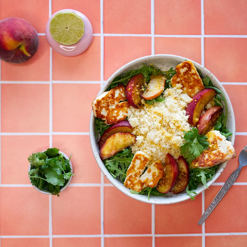 Sommerlicher Couscoussalat mit Pfirsich und Halloumi